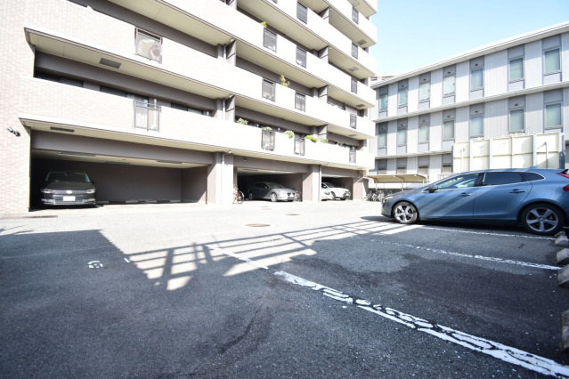広島市南区比治山本町の賃貸マンションの駐車場