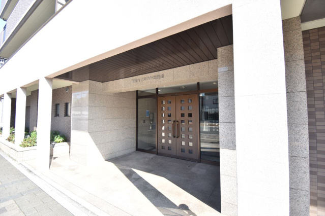 広島市南区比治山本町の賃貸マンションのエントランス