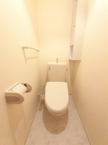 ラリュール　Ⅰのトイレ|落ち着いた色調のトイレです