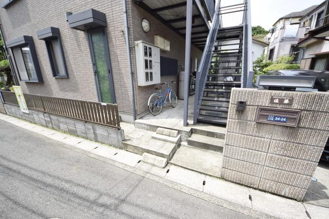 川崎市高津区下作延５丁目のアパートのエントランス