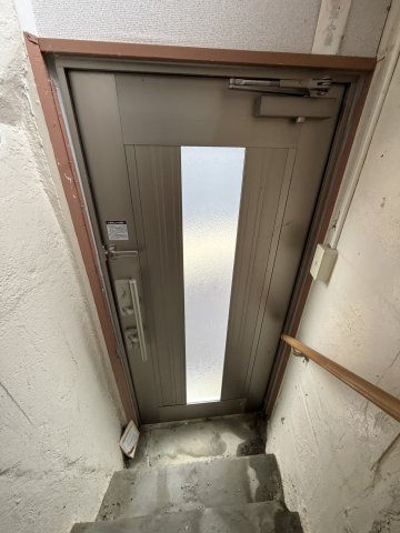 前原町貸家の玄関
