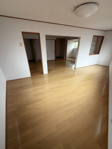 前原町貸家の居間・リビング