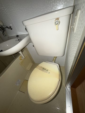 前原町貸家のトイレ