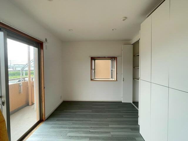 豊橋市北島町字北島の中古マンションの洋室|大きな窓からたっぷり光が入り、明るく開放感のあるお部屋です！
風通しも良く、心地よく過ごせる快適な空間になっています！
