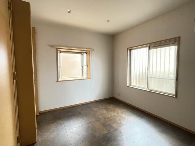 豊橋市北島町字北島の中古マンションの洋室| 広々としたお部屋は、お仕事部屋や趣味部屋でも多種多様にご使用いただけます◯
