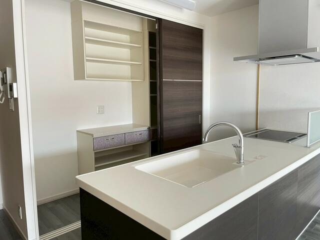 豊橋市北島町字北島の中古マンションのキッチン| 流行りの対面式キッチンはお料理中も家族の様子をしっかり把握することができます! 