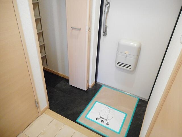 府中市是政２丁目の賃貸マンションの玄関