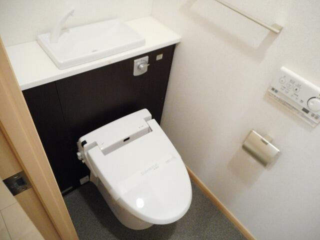 府中市是政２丁目の賃貸マンションのトイレ