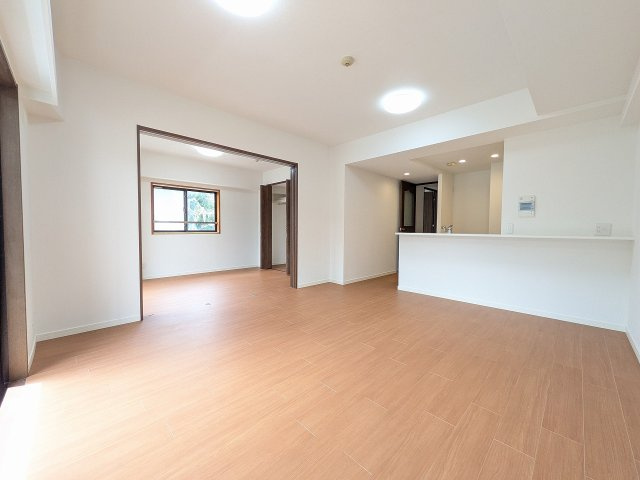 センチュリーめじろ台の内装|～13.7帖の明るいLDKで、家族団欒の時間をお過ごしいただけます～