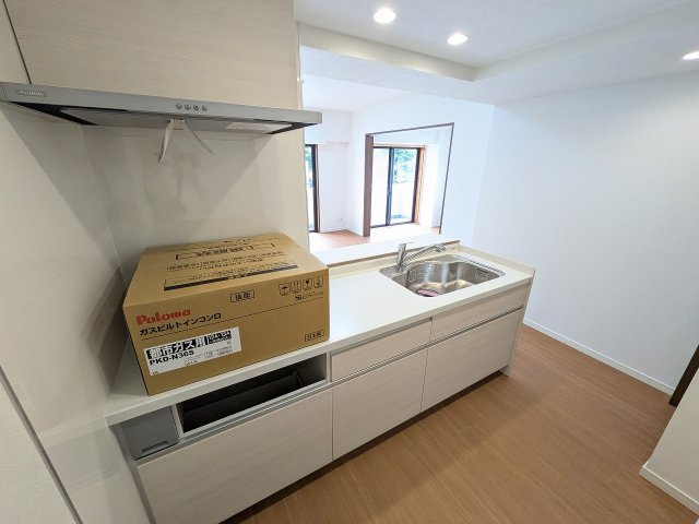 センチュリーめじろ台のキッチン|～３口コンロと広い調理台でお料理が捗ります～
