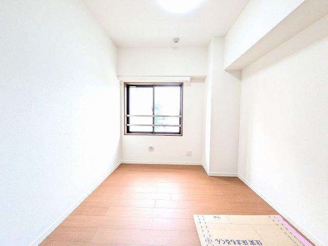 センチュリーめじろ台の子供部屋|～玄関入ってすぐ、5.0帖の洋室です～