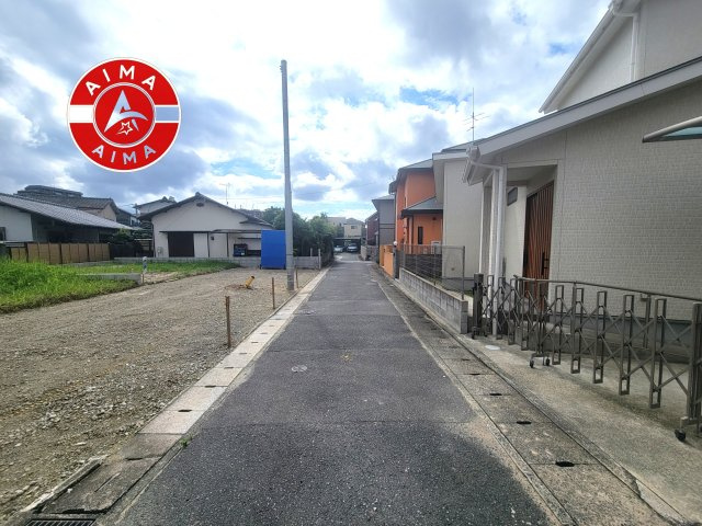 福岡市城南区友丘1丁目第3-2棟（2号棟）の前面道路含む現地写真|前面道路は閑静な住宅地をはしる車通りの少ない道路。お車の出し入れが苦手なママや小さなお子様にも安心ですね。しっかり舗装もされているので、ベビーカーや自転車で通っても快適に通行できます。前面道路です。