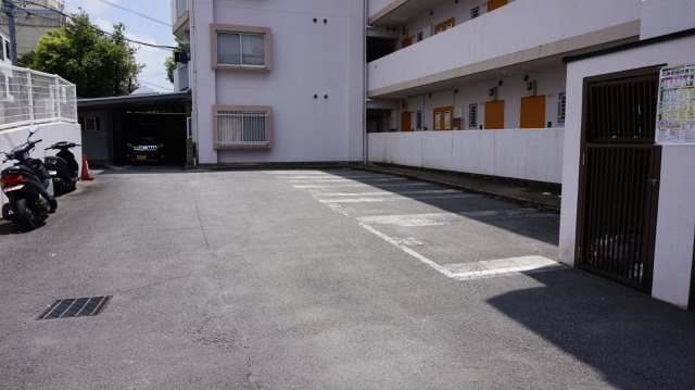 長崎市風頭町の賃貸マンションの駐車場