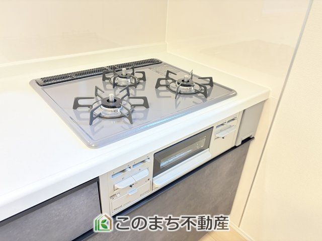 ハートフルタウン宇都宮市雀の宮1丁目277番のキッチン|三ツ口コンロ採用で、同時調理もスムーズ◎！お料理を並べられるカウンター付きで、配膳・片付けをサポート！リビングで過ごすご家族とコミュニケーションを楽しみながら作業可能です♪
