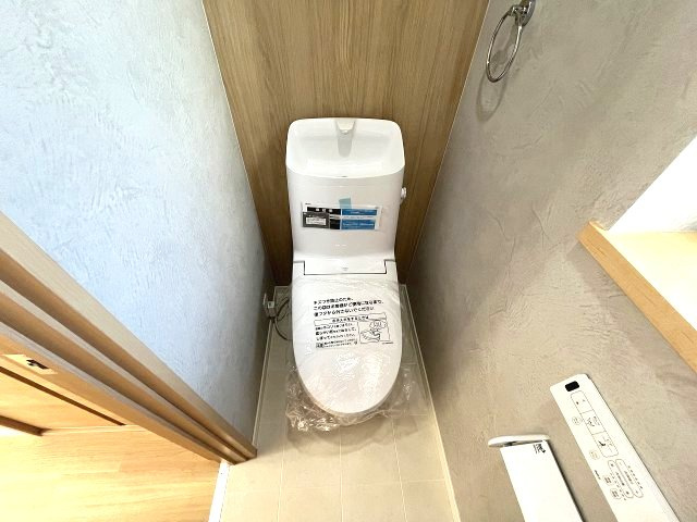 南区呼続一丁目　売戸建のトイレ|潔感あふれるシンプルで機能的なトイレです。温水洗浄便座付きで毎日を快適に過ごせます。