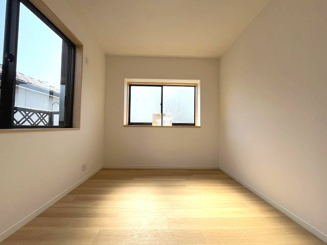 南区呼続一丁目　売戸建の洋室|2つの窓から自然光が入り込むため部屋全体が明るく開放感があります。