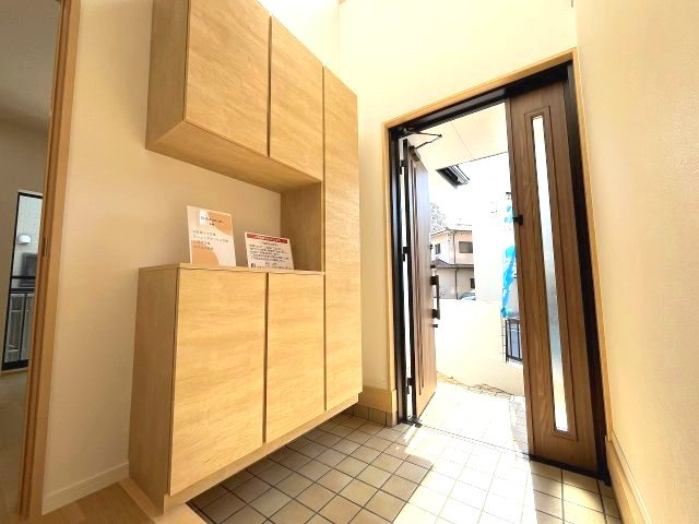 南区呼続一丁目　売戸建の玄関|大型のシューズボックスは家族みんなの靴をすっきり収納できいつも片付いた状態を保てます。