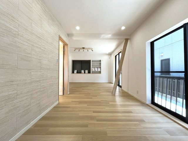 南区呼続一丁目　売戸建の居間・リビング|落ち着いた色合いのフローリングとどんなインテリアにも合わせやすいシンプルな壁面。