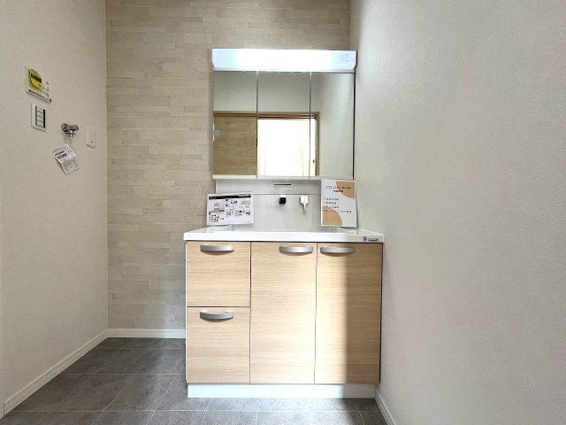南区呼続一丁目　売戸建の玄関|1階洗面所　ゆっくりと身支度が出来る独立洗面化粧台！