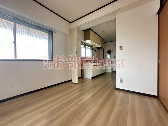 西田ハイツの居間・リビング|ゆったりとした居間です