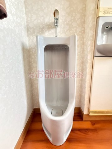 荒木町貸家のトイレ|落ち着いたトイレです