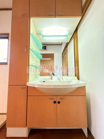 荒木町貸家の洗面所|広い洗面スペース