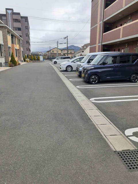 パークサイド合川弐番館の駐車場|駐車場があります