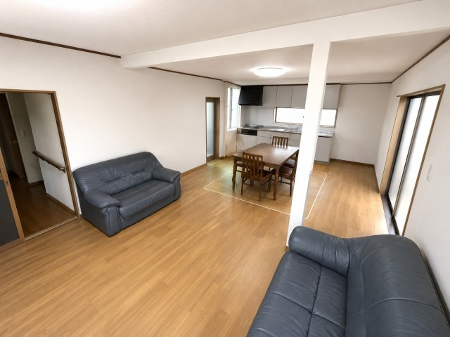 【居間・リビング】 | 万倉小学校に通える　農地付き中古住宅　宇部市西万倉 | 写真加工で家具を消しています