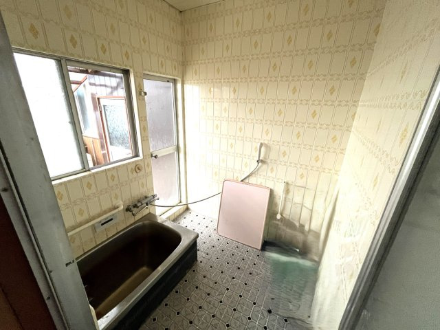 【浴室】 | 万倉小学校に通える　農地付き中古住宅　宇部市西万倉 | 写真加工で家具を消しています