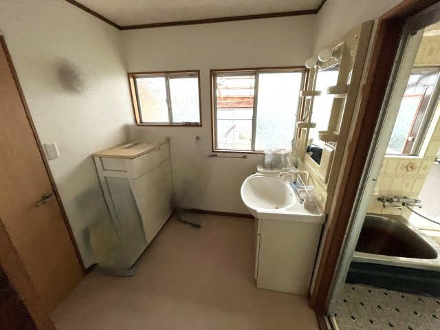 【洗面所】 | 万倉小学校に通える　農地付き中古住宅　宇部市西万倉 | 写真加工で家具を消しています