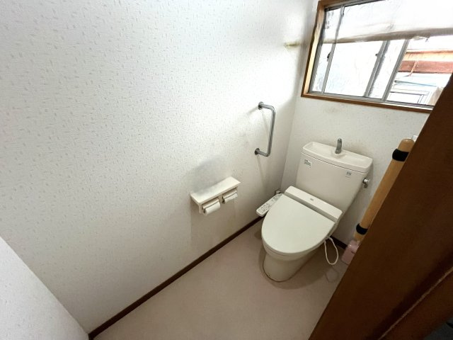 【トイレ】 | 万倉小学校に通える　農地付き中古住宅　宇部市西万倉 | 写真加工で家具を消しています