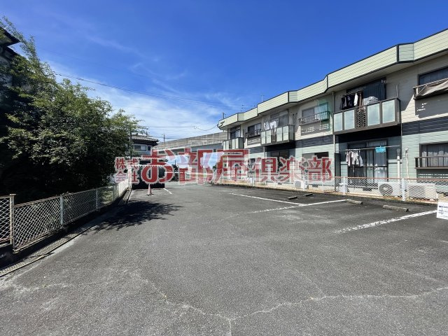 サンフェスタ津福の駐車場|駐車場があるので、車を買う予定の方も安心です
