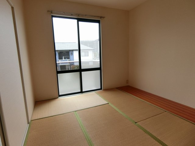 フラワーガーデン津福D棟の和室|柔らかい畳が心地よい和室