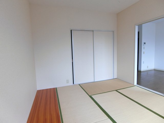 フラワーガーデン津福D棟の和室|明るい和室です