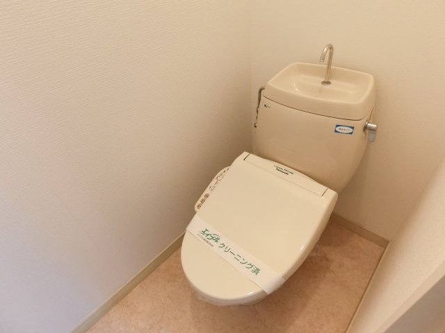 フラワーガーデン津福D棟のトイレ|落ち着いた色調のトイレです