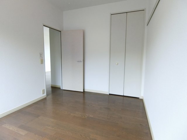 フラワーガーデン津福D棟の洋室|きれいな洋室です