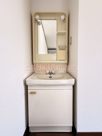 ファミルカワシマⅡの洗面所|明るい洗面所です