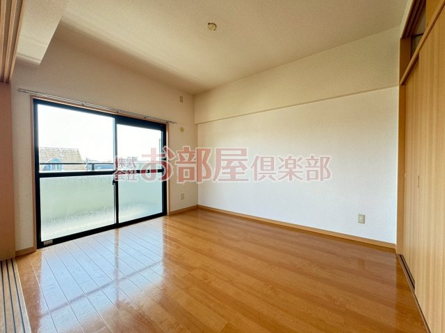 グリーンキャッスルの洋室|明るい洋室です