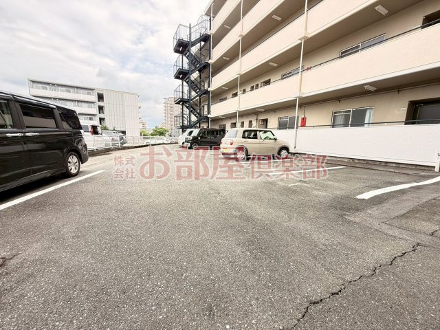 第2森光ビルの駐車場|車をお持ちの方に嬉しい駐車場付きの物件です