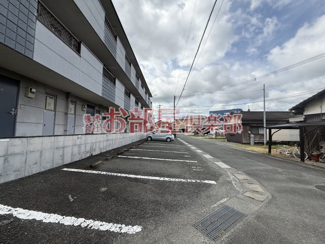 セレクトハイツの駐車場|車をお持ちの方に嬉しい駐車場付きの物件です