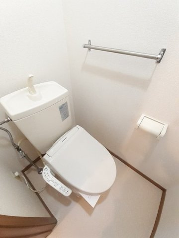 レインボーハイツＡのトイレ|落ち着いた色調のトイレです