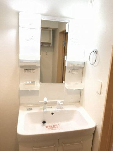 セレナーデＡの洗面所|スペースが確保できる洗面所です