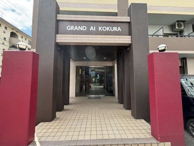 グランドアイ小倉のエントランス
