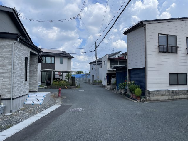 【前面道路含む現地写真】 | 【新築分譲住宅　～ LIGARE　リガーレ～　】山形市泉町　1期1棟 | 【Frontal road】
忙しく過ぎゆく日常を忘れ去るほど、ゆったりした時間が流れる住環境。『快適』は「家」と「街」と「環境」が調和した時に訪れることだと改めて感じさせてくれます。
