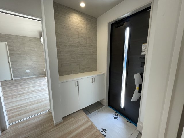 【外観パース】 | 【新築分譲住宅　～ LIGARE　リガーレ～　】山形市泉町　1期1棟 | ☆1号棟
４ＬＤＫ＋駐車3台以上可◎
堂々たる趣ながら、主張し過ぎずどこか余裕を感じさせるシャープなフォルムで佇む邸宅は、晴天の空と照らし合わせる事で、本来あるべき完成形の姿を見せてくれます♪