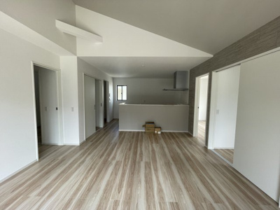 【居間・リビング】 | 【新築分譲住宅　～ LIGARE　リガーレ～　】山形市泉町　1期1棟 | 光が溢れ、風も溢れ、居心地のよい住空間、自然体で過ごせる住空間にリビングを。それは住むというシンプルなカタチをどこまでも追求してきた結果です。新築の厳かな居住性を身体全体で感じられます。