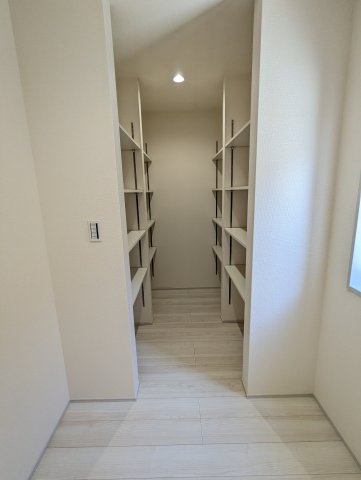 ひたちなか阿字ヶ浦町第4の収納|キッチンのパントリーには、備蓄品や非常食のストックなどすっきり収納していただけます