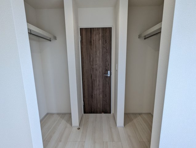 ひたちなか阿字ヶ浦町第4の収納|8.6帖のお部屋の収納スペースです！お洋服好きな方でもたっぷり収納できますね☆