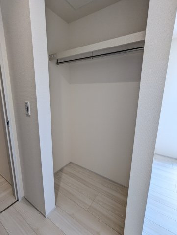 ひたちなか阿字ヶ浦町第4の収納|衣類だけでなく、小物も上の棚に収納できて大変便利です！