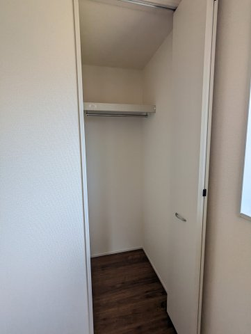 ひたちなか阿字ヶ浦町第4の収納|衣類だけでなく、小物も上の棚に収納できて大変便利です！